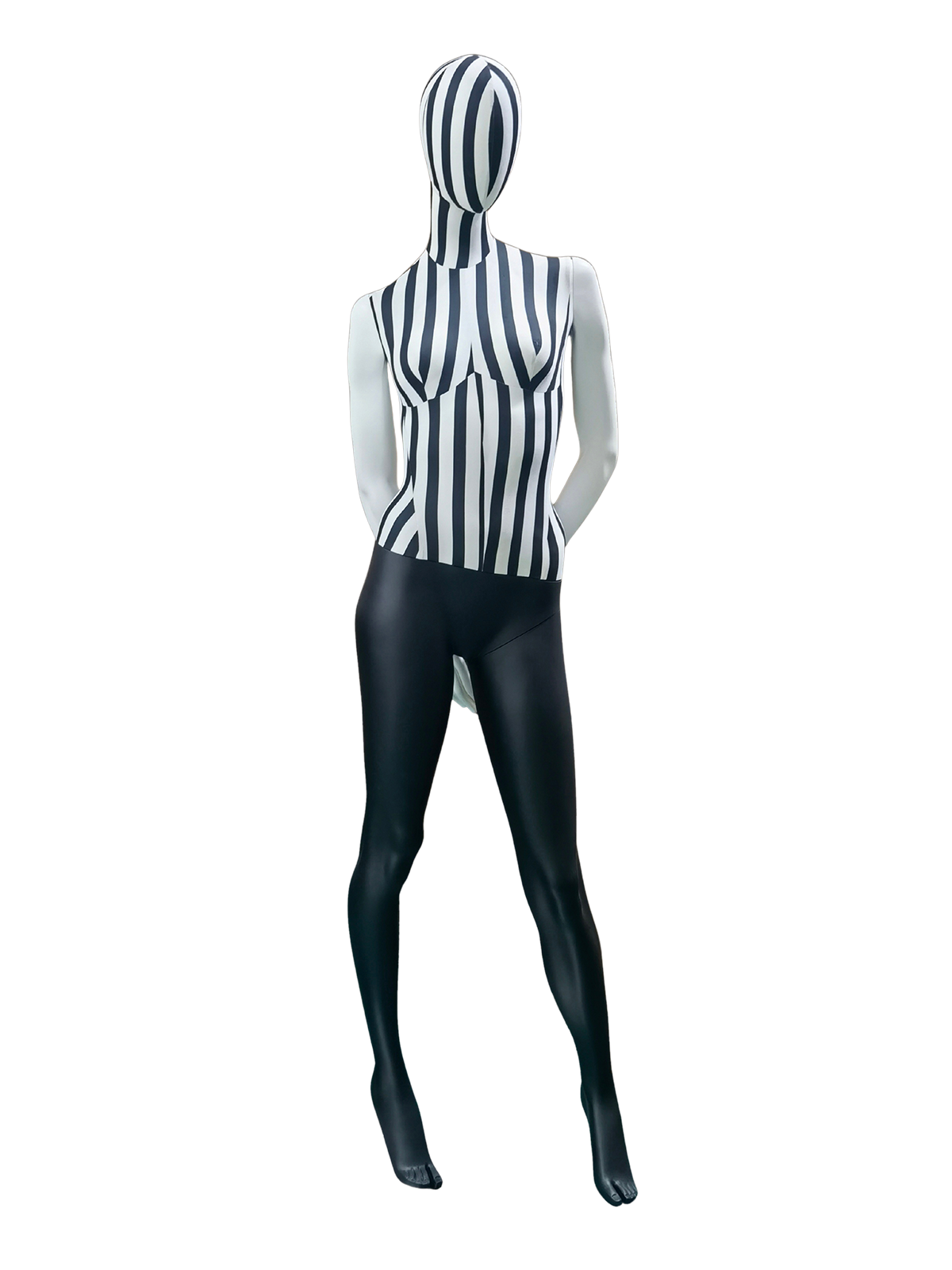 xintu-ストライプ生地-全身-女性-ディスプレイ-マネキン-正面図 XINTU 全身女性マネキンの正面図。白黒の縞模様の布の胴体と抽象的な頭部、光沢のある黒い腕と脚が特徴です。.