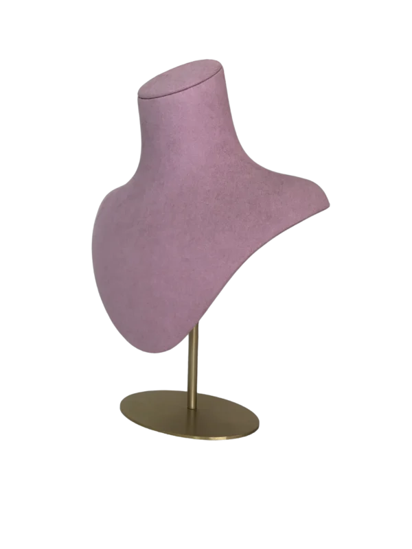 Vista en ángulo de un busto expositor de collares XINTU, tapizado en ante rosa púrpura, sobre un soporte redondo de metal dorado.