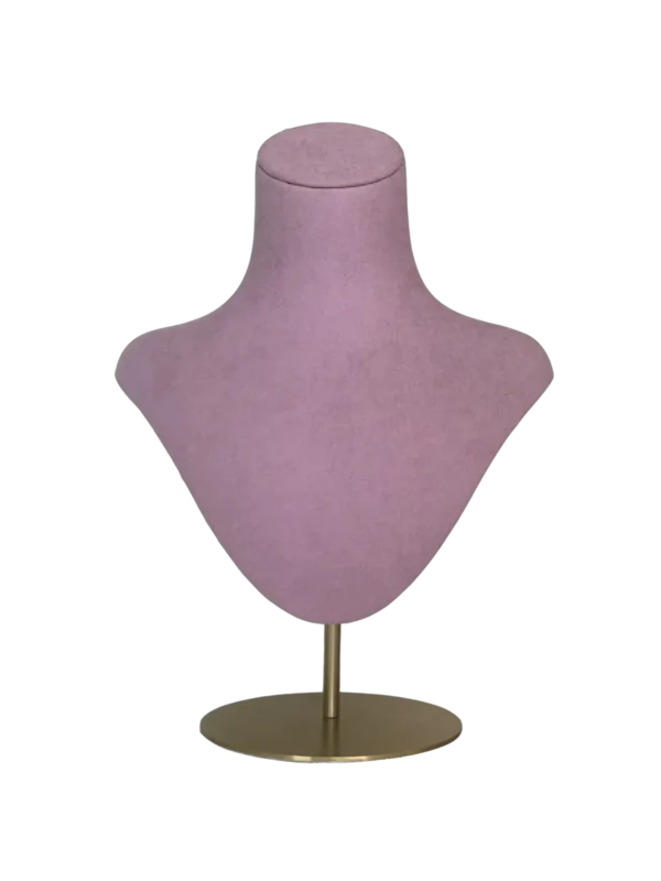 Vista frontale di un busto espositivo per collane XINTU, rivestito in pelle scamosciata rosa-viola, su un supporto rotondo in metallo dorato.