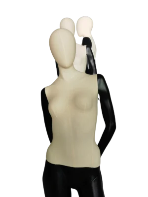 Primer plano en ángulo de un maniquí femenino XINTU, con torso de tela color crema y cabeza abstracta, con brazos negros brillantes.
