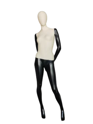 Vista frontal de un maniquí femenino de cuerpo entero XINTU, con un diseño bicolor: torso y cabeza de tela color blanco hueso, y brazos y piernas de color negro brillante.