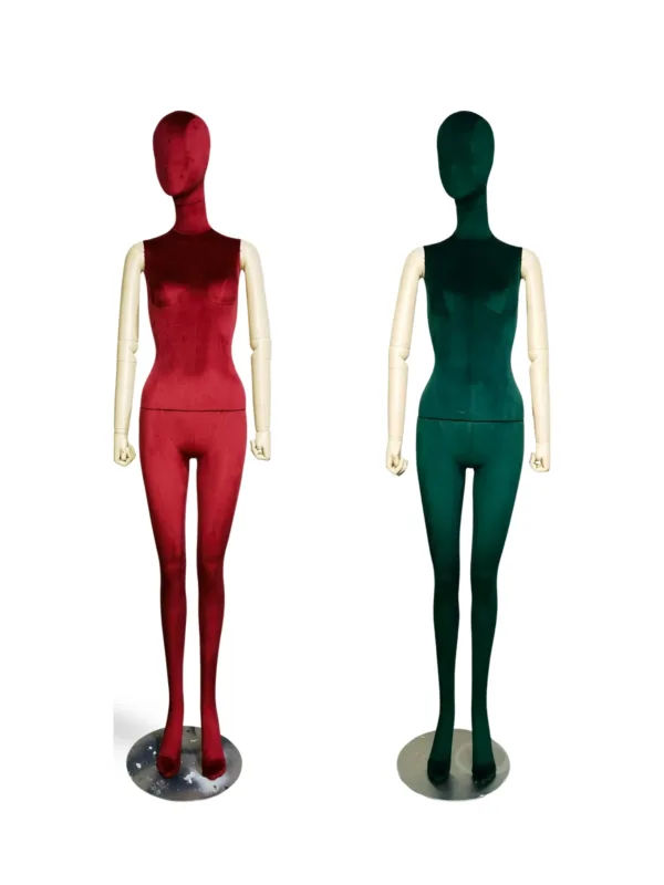 Manequins de senhora de corpo inteiro em veludo vermelho e verde-escuro