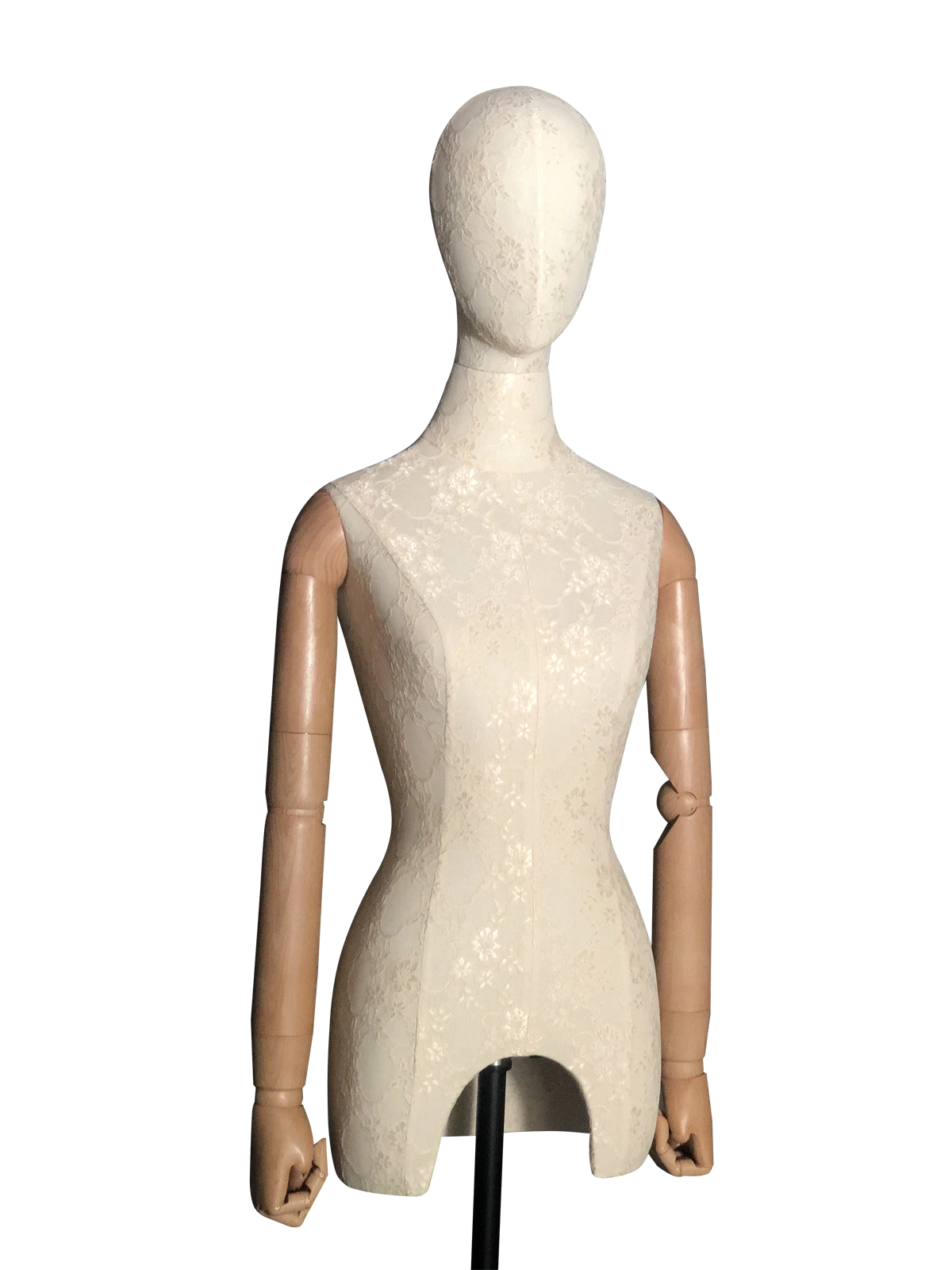 Vista en ángulo del torso de un maniquí femenino XINTU, cubierto de tela de encaje blanca, con una cabeza abstracta y brazos articulados de madera.