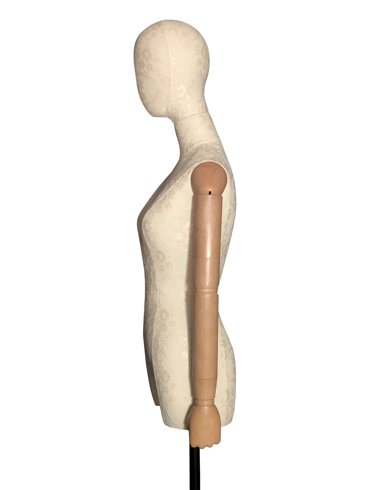 Perfil lateral de un torso de maniquí femenino XINTU, cubierto de tela de encaje blanca, con cabeza abstracta y brazos articulados de madera.