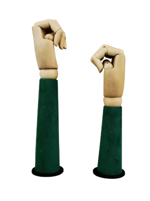 Vista en ángulo de dos manos de maniquí articuladas de madera XINTU, con los dedos doblados, sobre soportes de exhibición de terciopelo verde oscuro.