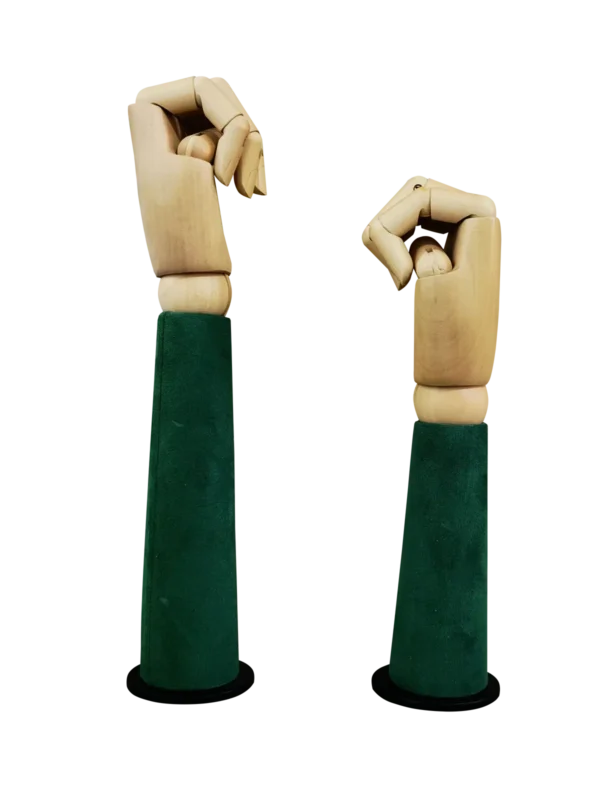 Schräge Ansicht von zwei beweglichen XINTU-Holzmannequinhänden mit angewinkelten Fingern auf dunkelgrünen Samt-Präsentationsständern.