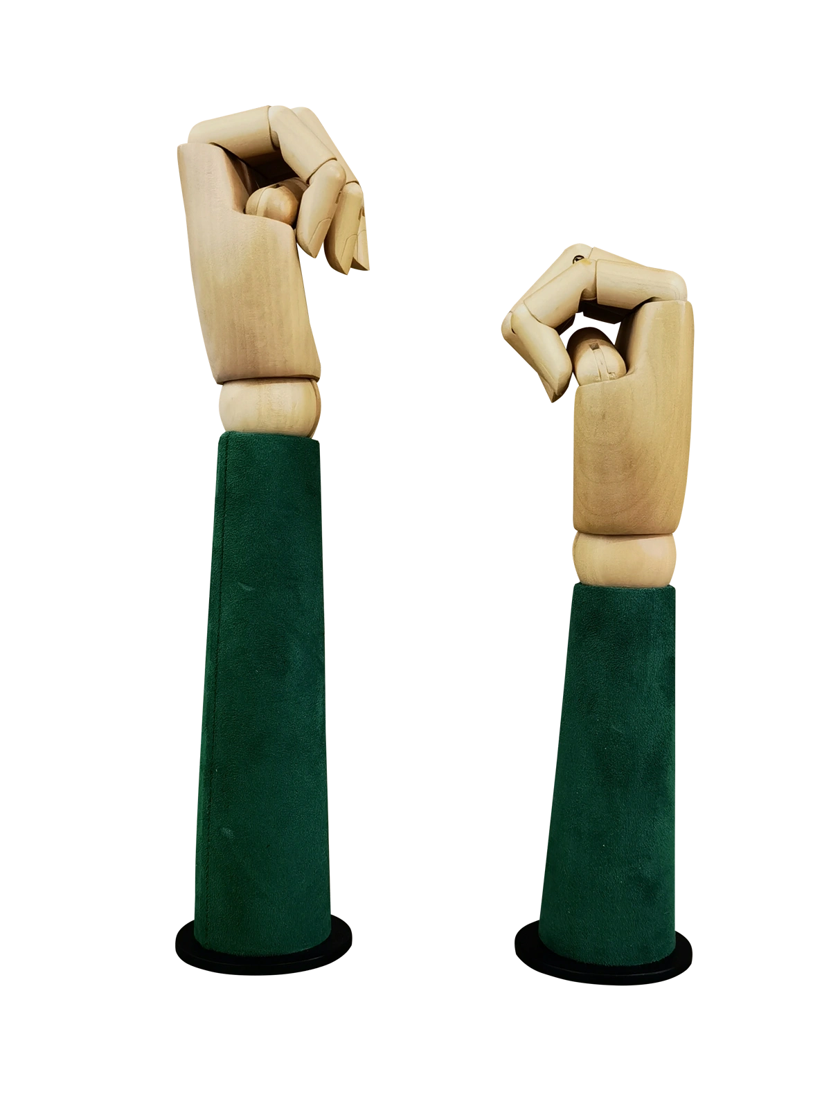 Vista en ángulo de dos manos de maniquí articuladas de madera XINTU, con los dedos doblados, sobre soportes de exhibición de terciopelo verde oscuro.