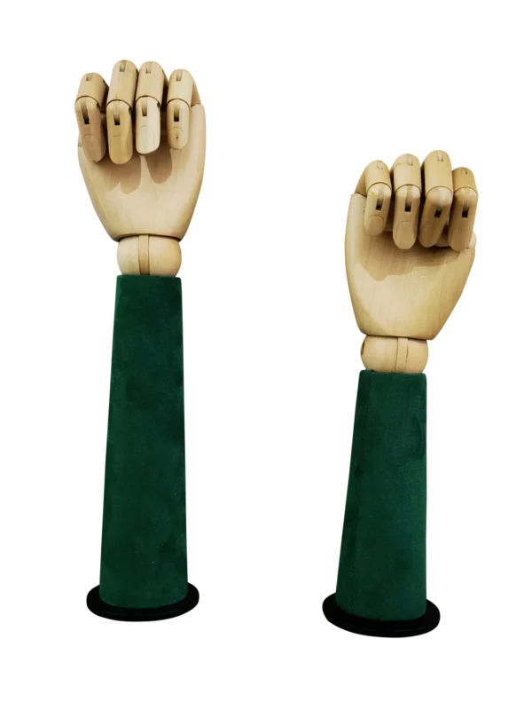 Vista frontal de dos manos de maniquí articuladas de madera XINTU, colocadas como puños, sobre soportes de exhibición de terciopelo verde oscuro.