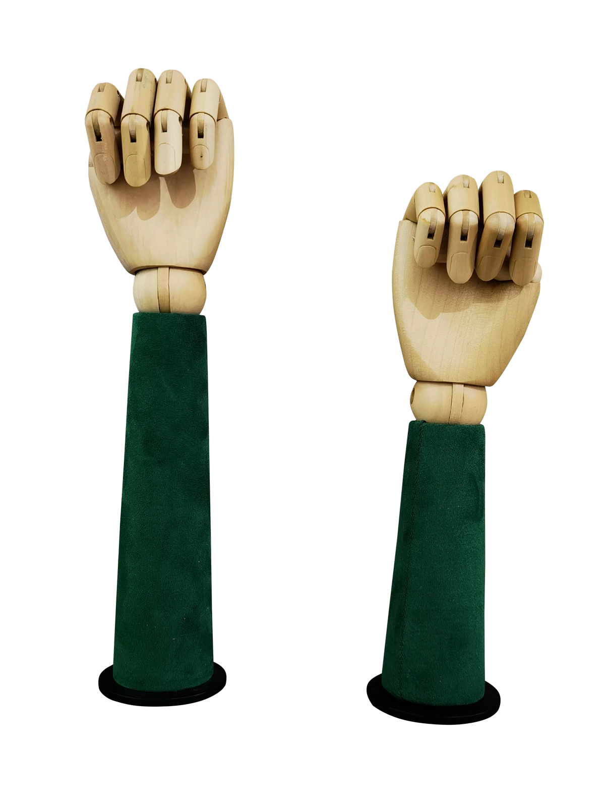 Vista frontal de dos manos de maniquí articuladas de madera XINTU, colocadas como puños, sobre soportes de exhibición de terciopelo verde oscuro.