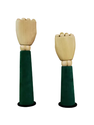 Dos manos de maniquí articuladas de madera XINTU, montadas sobre soportes de exhibición de terciopelo verde oscuro para joyas.