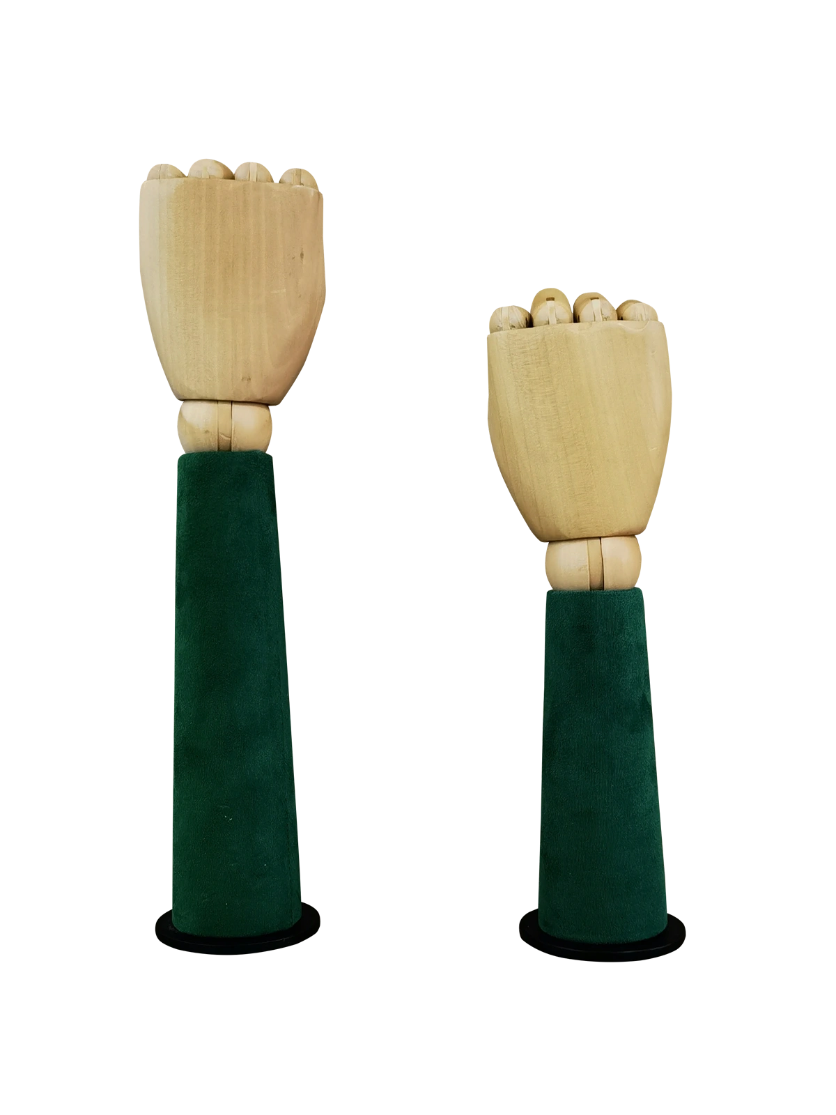 Dos manos de maniquí articuladas de madera XINTU, montadas sobre soportes de exhibición de terciopelo verde oscuro para joyas.