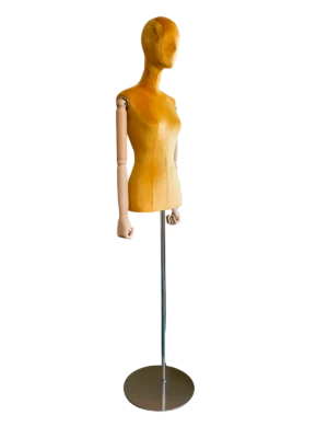 ภาพระยะใกล้ด้านหน้าของหุ่นจำลองลำตัวหญิงของ XINTU ที่มีหัวแบบนามธรรมกำมะหยี่สีเหลือง ลำตัวที่เข้าชุดกัน และแขนไม้ที่ขยับได้.