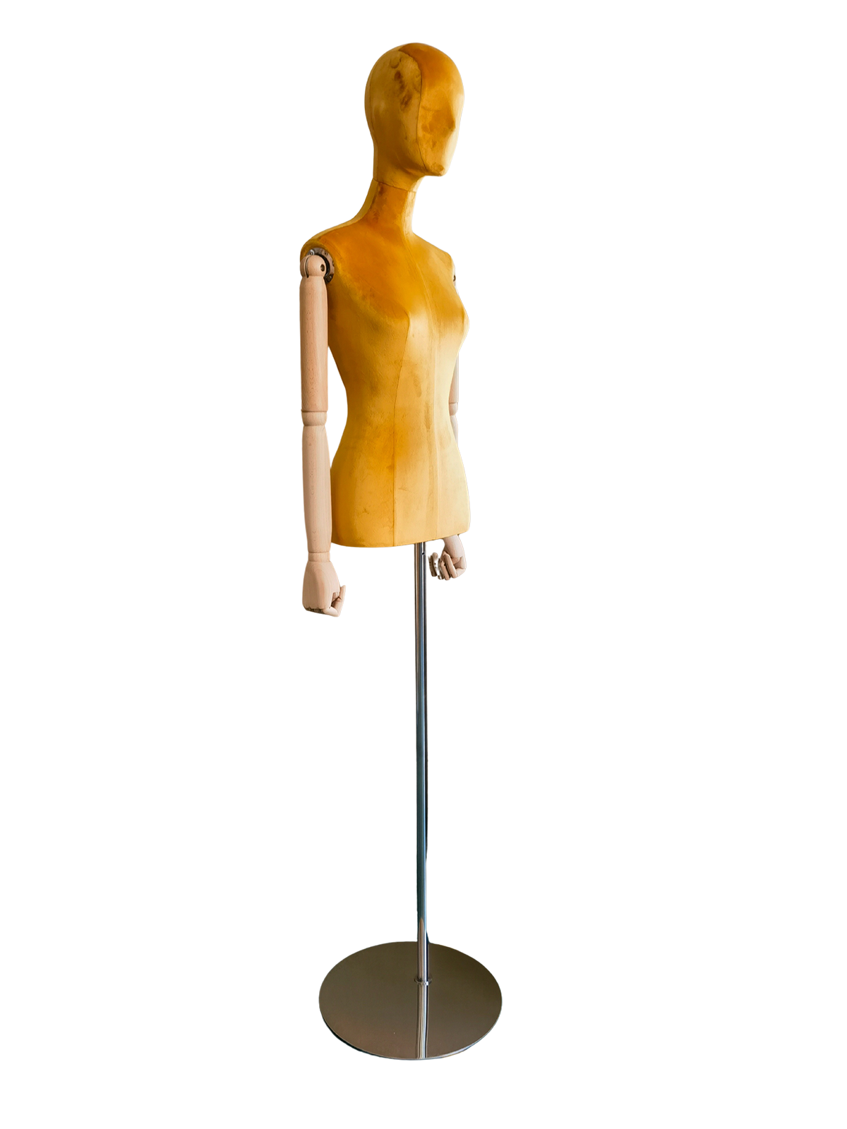 ภาพระยะใกล้ด้านหน้าของหุ่นจำลองลำตัวหญิงของ XINTU ที่มีหัวแบบนามธรรมกำมะหยี่สีเหลือง ลำตัวที่เข้าชุดกัน และแขนไม้ที่ขยับได้.