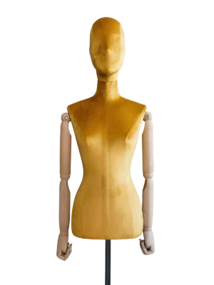 มุมมองด้านหน้าของหุ่นจำลองหญิงผ้ากำมะหยี่สีเหลือง XINTU ที่มีหัวแบบนามธรรม แขนไม้ขยับได้ และฐานโลหะกลม.