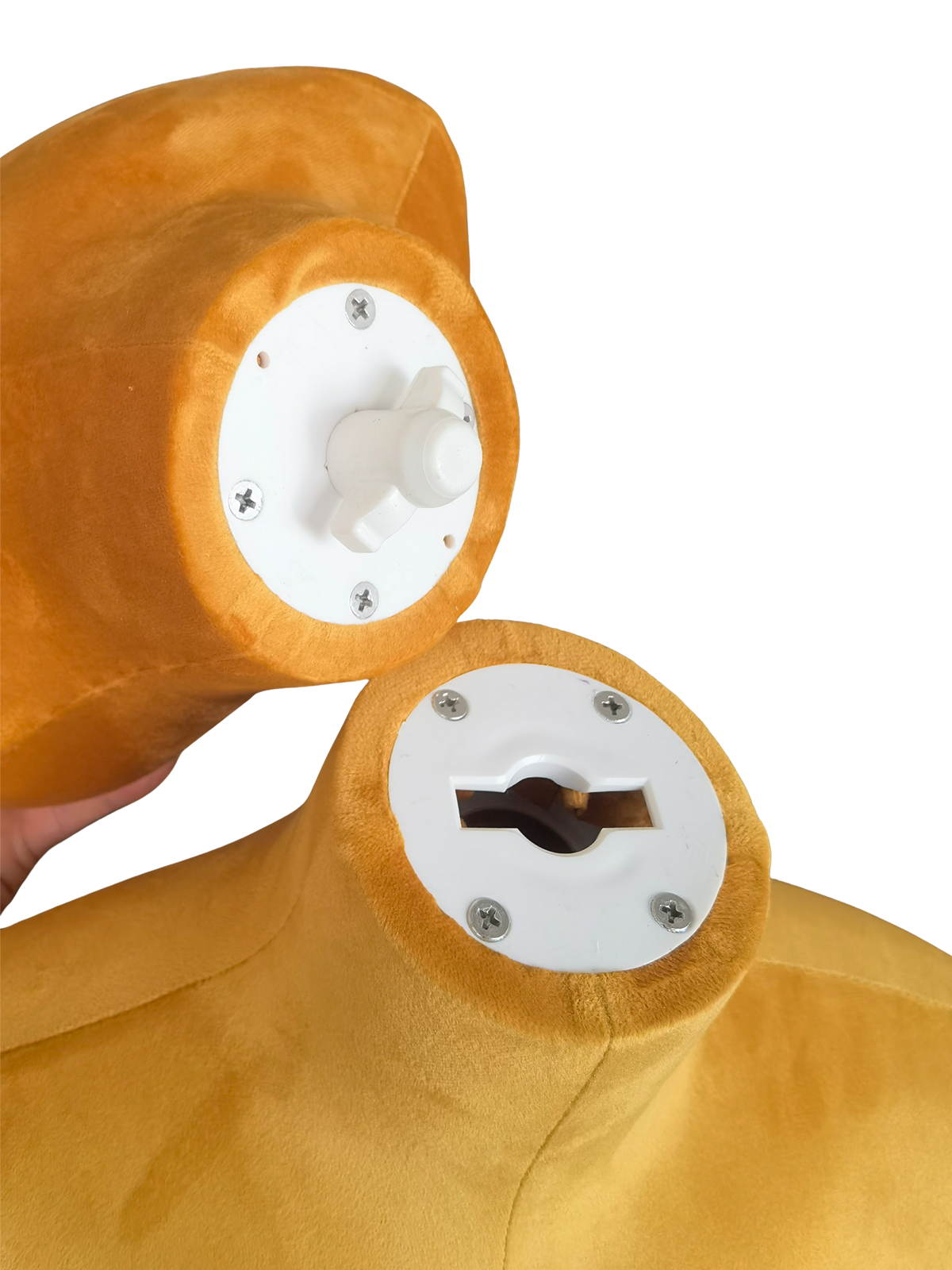 ภาพระยะใกล้ของหุ่นจำลองหญิงกำมะหยี่สีเหลือง XINTU ที่แสดงกลไกข้อต่อศีรษะและคอที่ถอดออกได้.