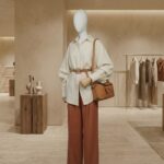 Maniquí femenino de cuerpo entero de tela de lujo Xintu, con estilo minimalista en el interior de una tienda boutique.