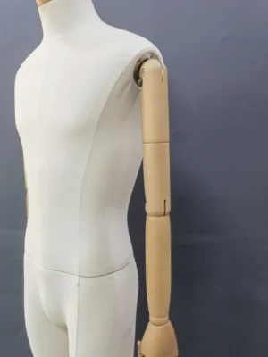 xintu-プレミアムファブリック-全身-男性ディスプレイマネキン-調整可能-ブナ材-アーム-カスタムファクトリー-詳細 プレミアムファブリックの全身男性マネキンの調整可能なブナ材アームの詳細、工場からのカスタムディスプレイマネキン