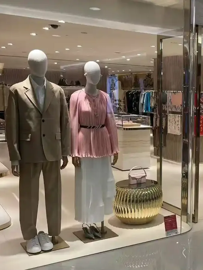 Vitrine du magasin LANVIN avec mannequins homme et femme XINTU habillés de la collection de saison