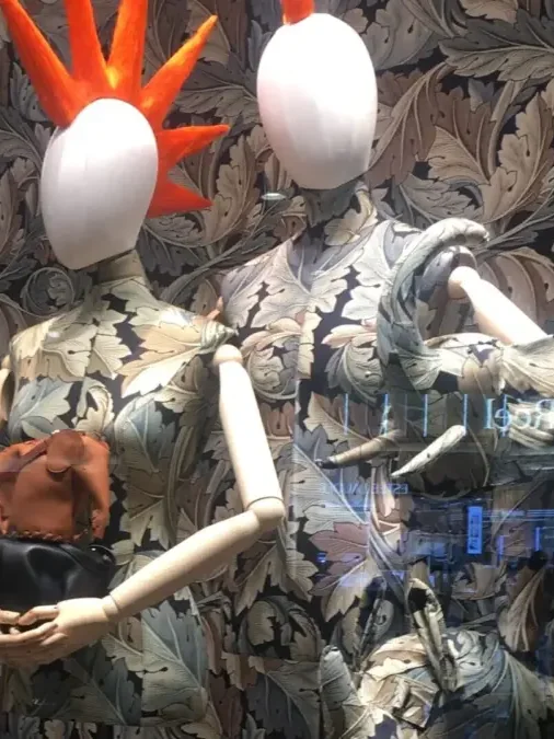 Vitrine de boutique LOEWE avec mannequins XINTU gainés de tissu imprimé et bras articulés en bois