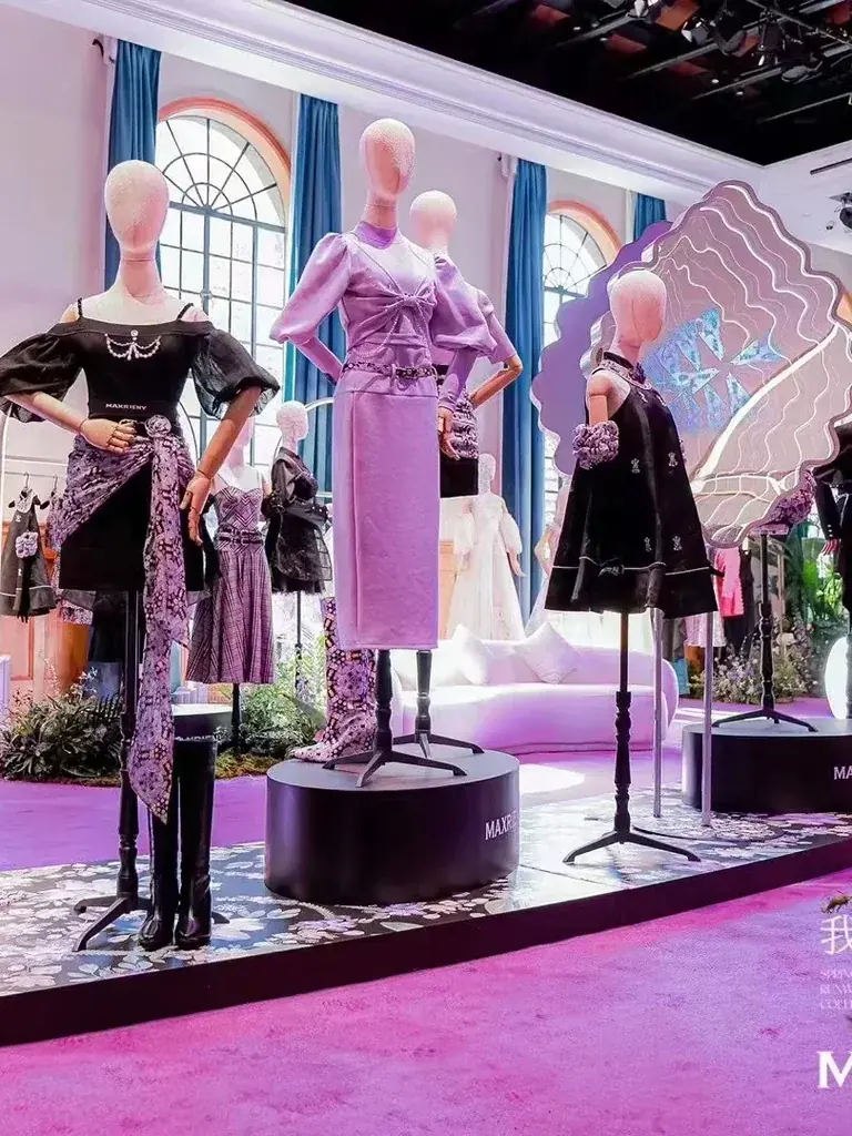Présentation de marque MAXRIENY sur des mannequins XINTU gainés de tissu avec bras en bois